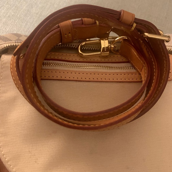 White leather bag. High quality not Louis Vuitton. - Picture 9 of 12